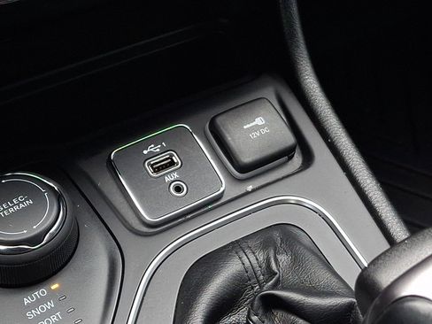 Used 2021 Jeep Cherokee Latitude Lux w/ Comfort/Convenience Group image 24