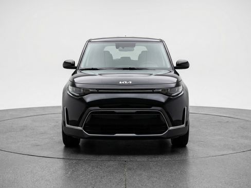 Used 2025 Kia Soul LX w/ LX Technology Package FWD image 2