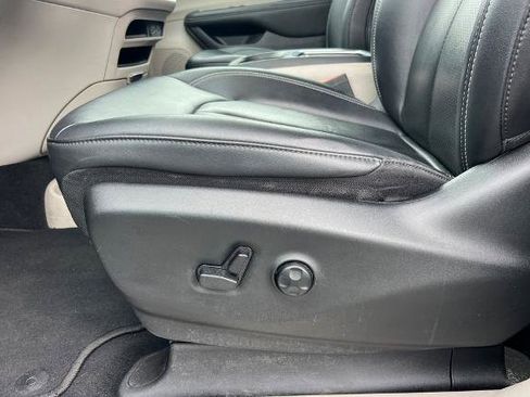 Used 2024 Chrysler Pacifica Touring-L FWD image 19