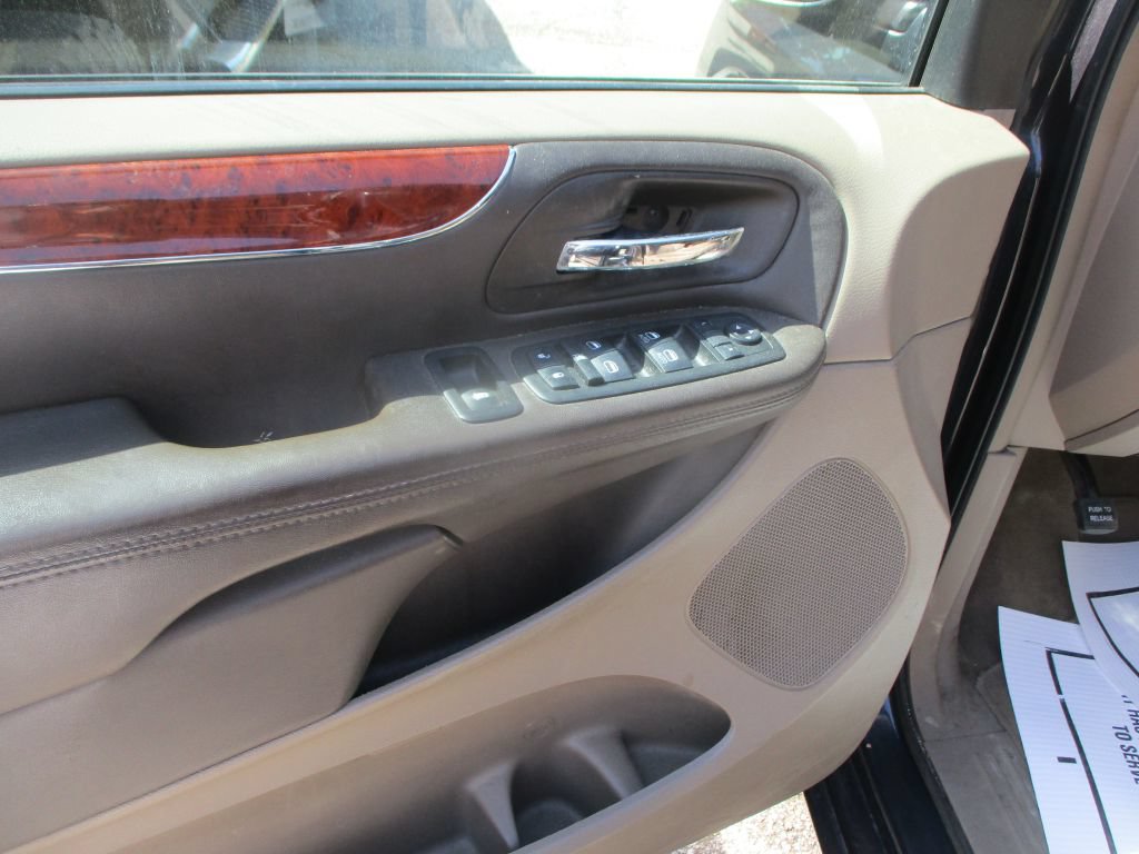 Used 2014 Chrysler Town & Country Touring FWD image 9