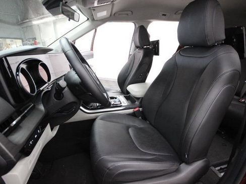 Used 2022 Kia Carnival SX image 10