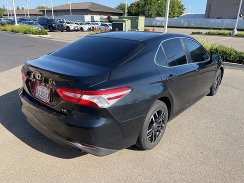 Used 2018 Toyota Camry LE FWD image 5