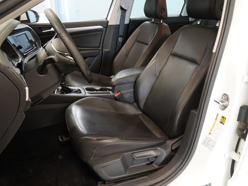 Used 2019 Volkswagen Jetta SE FWD image 4