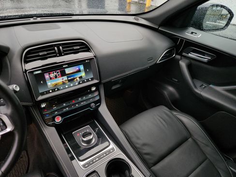 Used 2017 Jaguar F-PACE R-Sport image 14