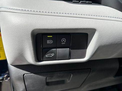 Used 2024 Toyota Highlander XLE FWD image 20