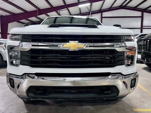 Used 2024 Chevrolet Silverado 2500 LT w/ Convenience Package image 7