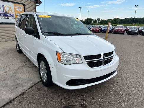 Used 2017 Dodge Grand Caravan SE image 3