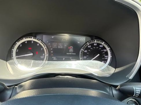 Used 2022 Toyota Highlander XLE AWD/4WD image 12