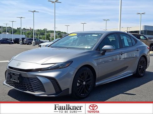 Certified 2025 Toyota Camry SE FWD image 3