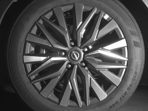 Used 2025 Nissan Altima 2.5 SV FWD image 11