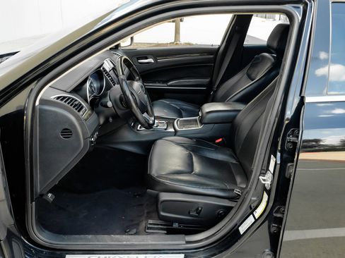 Used 2018 Chrysler 300 Limited RWD image 18