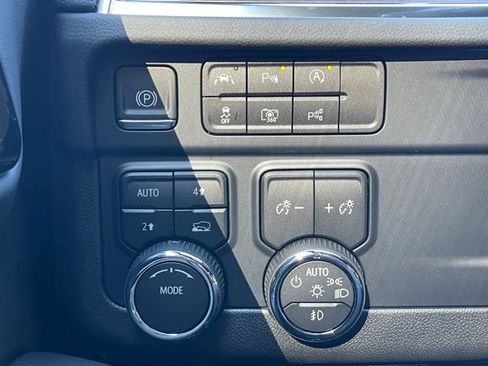 New 2025 Chevrolet Suburban Premier image 16