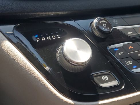 Used 2022 Chrysler Voyager LX image 29