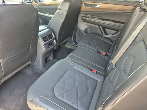 Used 2024 Volkswagen Atlas SE image 12