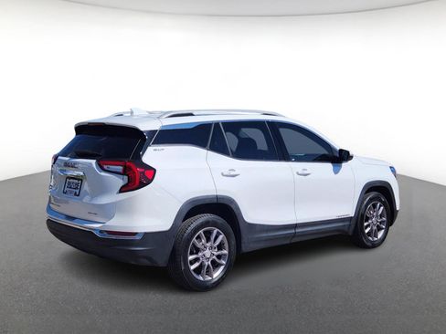 Used 2024 GMC Terrain SLT image 3