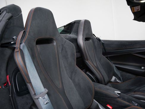 Used 2024 McLaren 750S Spider image 32