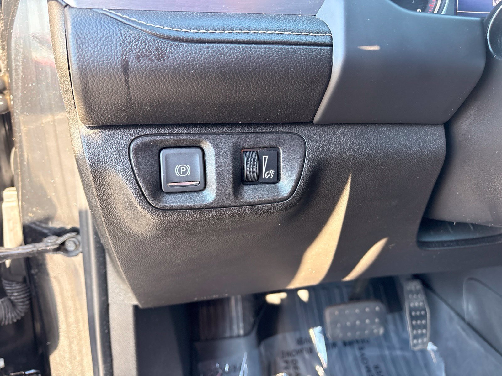 Used 2021 GMC Acadia SLE w/ Driver Convenience Package FWD image 23
