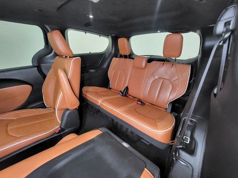 Used 2025 Chrysler Pacifica Pinnacle w/ Trailer Tow Group image 7