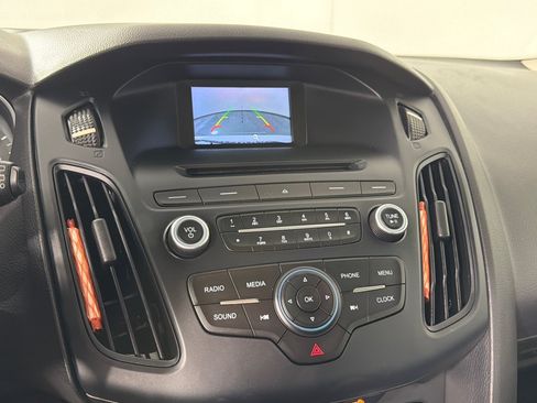 Used 2016 Ford Focus SE w/ SE Power Seat Package FWD image 16