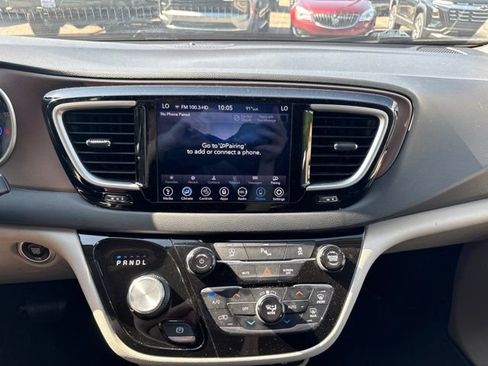 Used 2018 Chrysler Pacifica Touring-L w/ Premium Audio Group FWD image 9