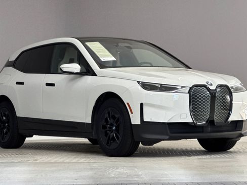 Used 2024 BMW iX xDrive50 w/ Premium Package AWD/4WD image 7