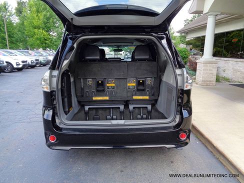 Used 2013 Toyota Sienna SE FWD image 18