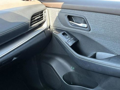 Used 2023 Nissan Rogue SV image 19