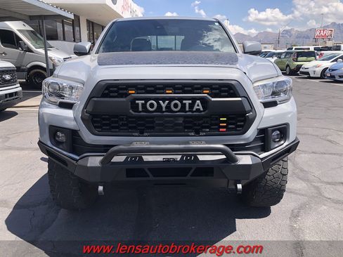 Used 2019 Toyota Tacoma TRD Off-Road image 3
