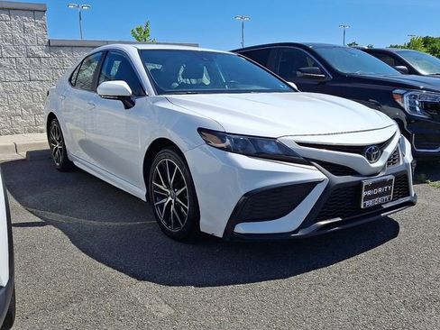 Used 2024 Toyota Camry SE FWD image 3