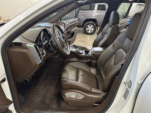 Used 2015 Porsche Cayenne Turbo w/ Premium Plus Package AWD/4WD image 10