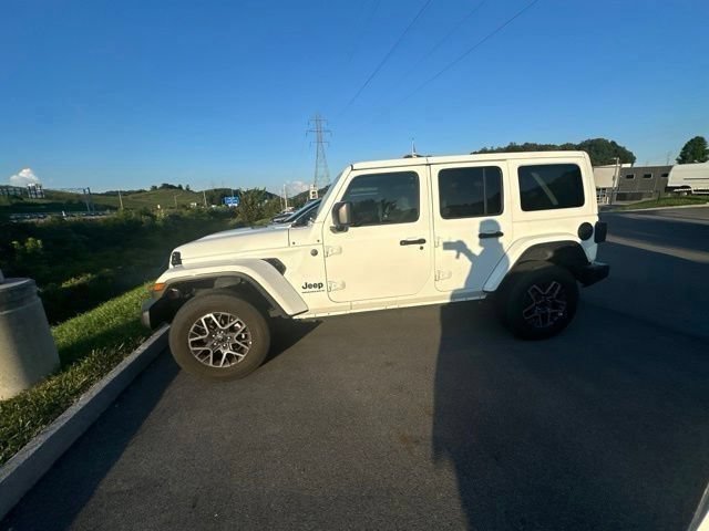 Used 2025 Jeep Wrangler Unlimited Sahara AWD/4WD image 34