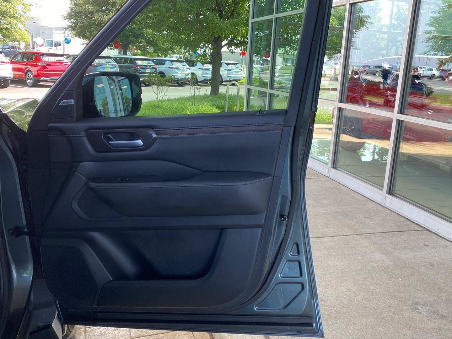 Certified 2025 Nissan Armada SL w/ Captain's Chari Seat Package RWD image 25