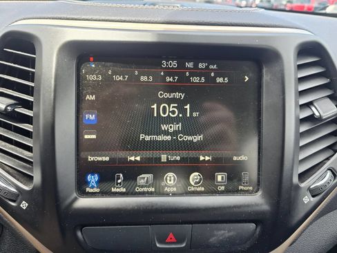 Used 2017 Jeep Cherokee Latitude w/ Cold Weather Group AWD/4WD image 18