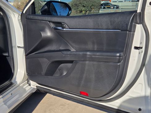 Used 2020 Toyota Camry SE image 30