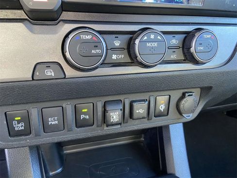 Used 2022 Toyota Tacoma TRD Sport image 21