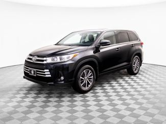 Used 2019 Toyota Highlander SE video 3