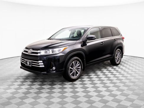 Used 2019 Toyota Highlander SE image 3