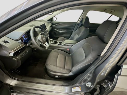 Used 2025 Nissan Altima 2.5 SV FWD image 13