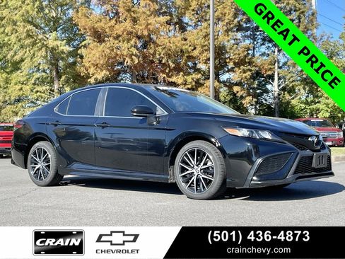 Used 2021 Toyota Camry SE image 1