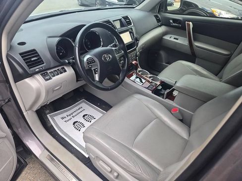 Used 2013 Toyota Highlander Limited AWD/4WD image 25