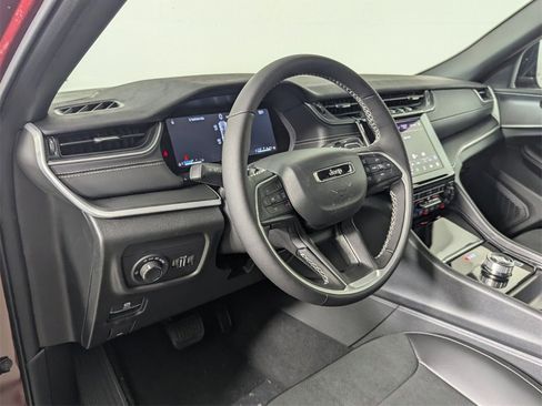 New 2025 Jeep Grand Cherokee Altitude image 11