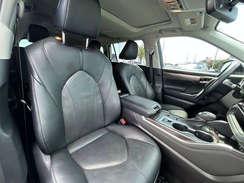 Used 2021 Toyota Highlander Limited FWD image 16