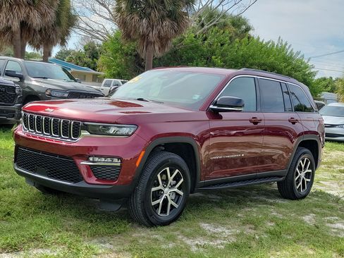Used 2025 Jeep Grand Cherokee Limited RWD image 2