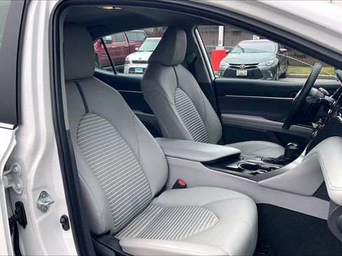 Used 2023 Toyota Camry SE image 9