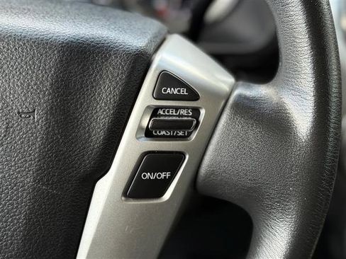Used 2017 Nissan Titan SV image 19