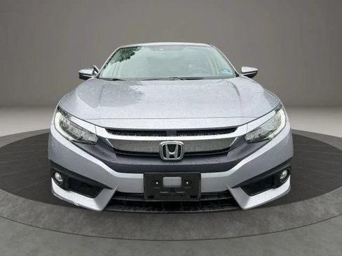Used 2018 Honda Civic Touring image 2