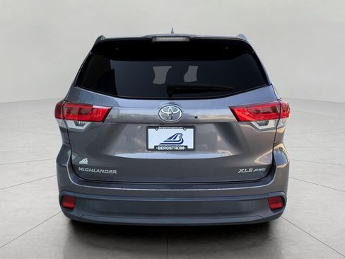 Used 2018 Toyota Highlander XLE AWD/4WD image 11