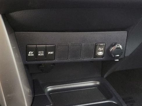 Used 2018 Toyota RAV4 LE Plus AWD/4WD image 30