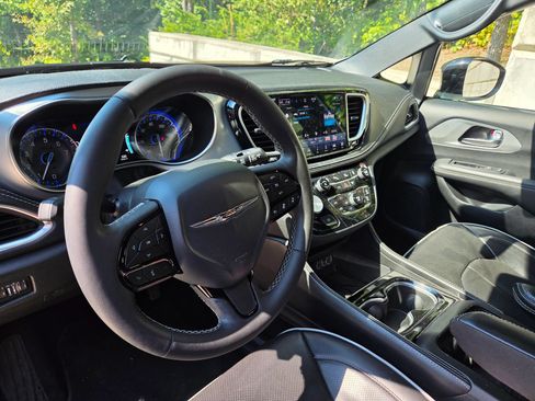 Used 2025 Chrysler Pacifica Limited FWD image 3