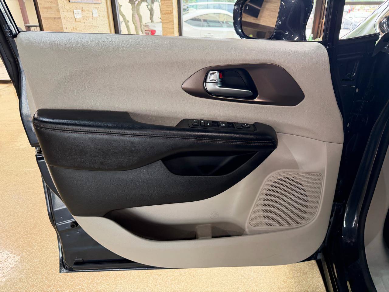 Used 2019 Chrysler Pacifica Touring-L FWD image 34